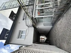 Persoana fizica vand 2 case la 5 minute de Teatru National - imagine 4