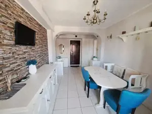 Decomandat la etaj intermediar linga Mall