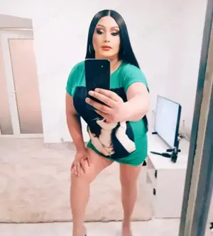 Transexuală mai plinuță cu forme cur bombat fac și show web sau filmuleț cu mine îmi plac începător