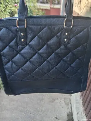 o geantă superbă neagră din piele ecologică foarte încăpătoare