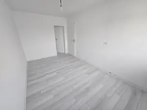 Etaj intermediar. Finisat la cheie. Decomandat - imagine 2