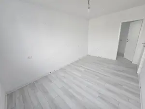 Etaj intermediar. Finisat la cheie. Decomandat