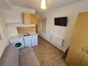 Garsoniera de inchiriat  in zona Dacia ,str Labirint et 2.