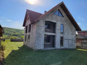 Casă cu teren 3500 mp la 11 km de Pitești