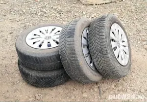 Jante din oțel cu cauciucuri de iarnă și capace