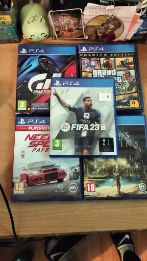 PS 4  cu 2 manete - imagine 2