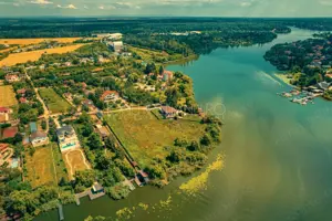 Casa superba cu vedere la lac in Izvorani – piscina, natura,si potential imens!