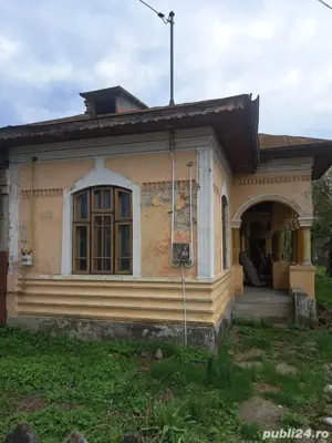 Casa de vanzare batraneasca in comuna Razvad