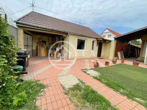 Casă de vânzare cu 3 camere si o anexa in zona Cantemir, Oeadea.