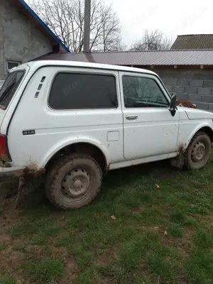 Vindem mașina Lada niva