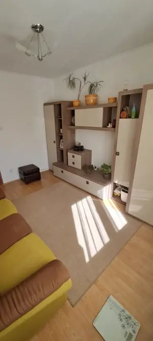 Vand apartament cu doua camere , zona linistita cu loc de parcare .