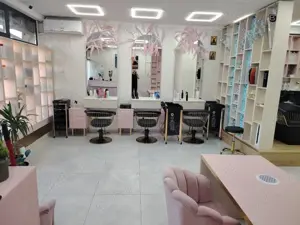 Închiriez post coafor și post mani pdi