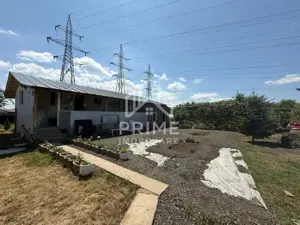 Teren intravilan de vânzare cu fundație și casă de camping – utilat complet!