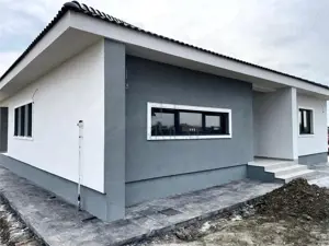 Sacalaz- toate utilitatile- strada asfaltata- dormitor cu baie si dressing- teren generos- incalzire - imagine 4