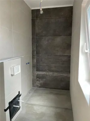 Sacalaz- toate utilitatile- strada asfaltata- dormitor cu baie si dressing- teren generos- incalzire - imagine 5