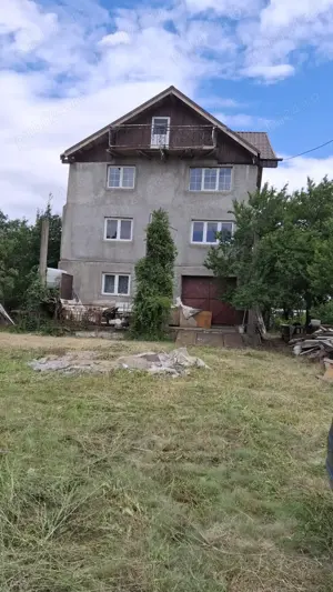 vând casa la rosu cu 1000m pătrați 