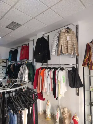 Vand magazin haine noi cu tot cu accesoriile necesare pentru expunere 