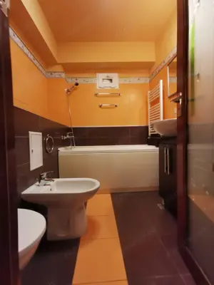 Închiriez apartament 3 camere Micro 4 - imagine 12