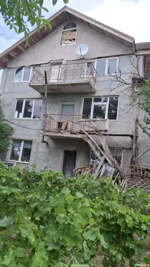 vând casa la rosu cu 1000m pătrați  - imagine 2