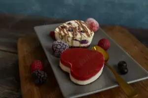 Prajitura Raw Vegana - Inimioara cu cocos și zmeura