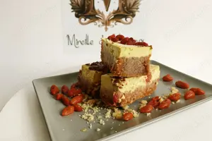  Carrot Cake Raw Vegan   un desert care hrănește și încântă!