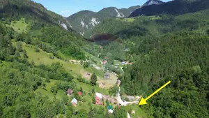 Teren de vânzare la munte cu râu în față și priveliște superbă