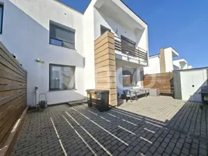 Casa de vanzare in Zavoi cu 3 camere 2 bai curte libera de 50 mp