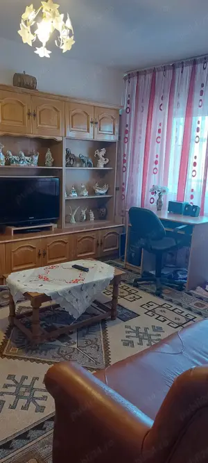 Vând apartament cu 2 camere, decomandat, zona centru.