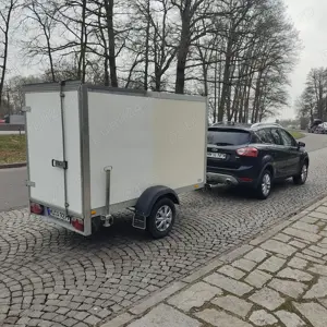 Remorca 1350 kg închisă 