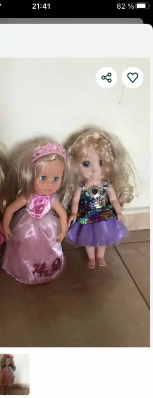 Păpuși de vânzare (una canta si cealaltă danseaza)