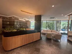 Spatiu stradal cu trafic intens - imagine 2