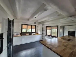 Casa speciala de vanzare , din busteni de lemn , 257.000 euro neg .