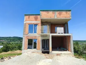 Casa cu 5 camere 3 bai balcon terasa si garaj interior in Cisnadie