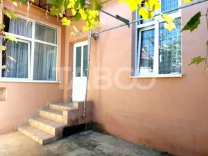Apartament la casa 52 mp 2 camere terasa pivnita central Cisnadie