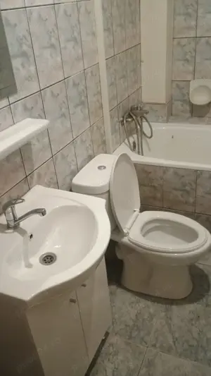Vand apartament 2 camere , caramida, et 2 din 2, pod ofertant ,pivnita , curte cu multa verdeata