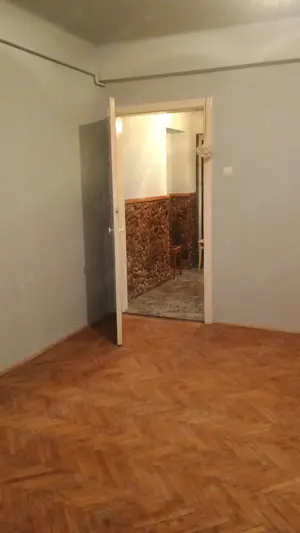 Vand apartament 2 camere , caramida, et 2 din 2, pod ofertant ,pivnita , curte cu multa verdeata  - imagine 6