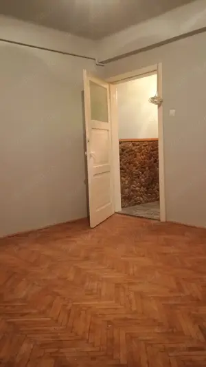 Vand apartament 2 camere , caramida, et 2 din 2, pod ofertant ,pivnita , curte cu multa verdeata  - imagine 2