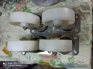 Roți inox pivotante și fixe.