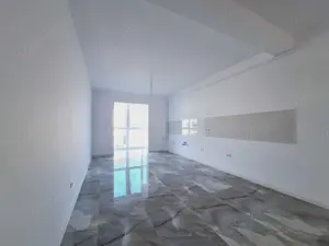 Aproape de Hotel IQ. Etajul 1. Model cu 2 balcoane. - imagine 2