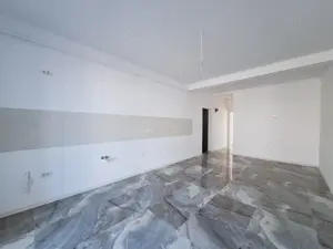 Bloc nou finalizat. Etajul 1. Finisat la cheie, disponibil imediat.