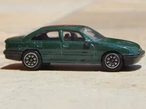 Macheta Opel Omega A (Vauxhall Carlton) sc 1:64 august 2008 verde
