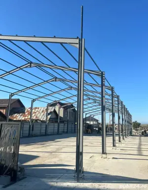 vând hală metalică de pe stoc la preț de pornire 