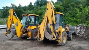 Execut lucrari cu buldoexcavator in CS