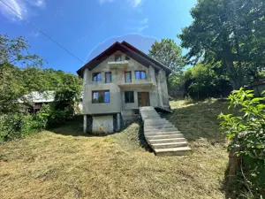 Casă / Vilă la gri in Pangarati Neamt