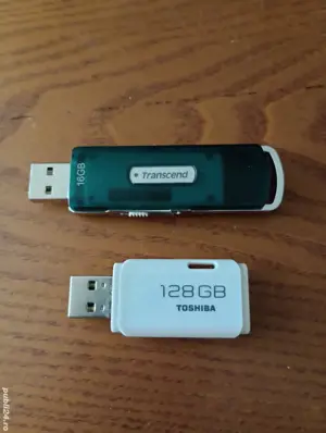 Două stickuri USB Toshiba 128 GB și Transcend 16 GB, nefuncționale 