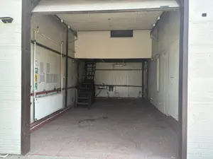 De inchiriat hala (boxa) atelier pretabil pentru actiivitati auto 