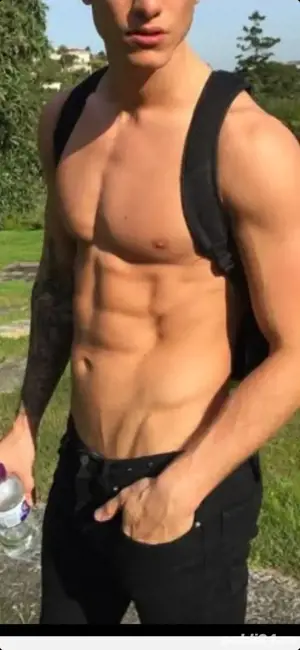 Tânăr 22 de ani dornic să te satisfacă!