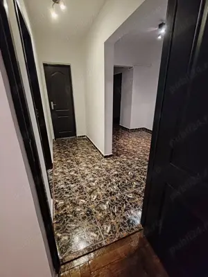 Apartament 4 camere, decomandat, ultracentral, etaj 4, mun. Roman  - imagine 3