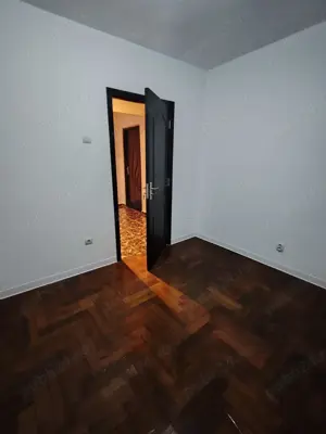 Apartament 4 camere, decomandat, ultracentral, etaj 4, mun. Roman  - imagine 5