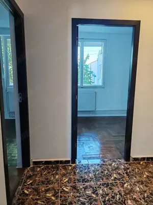 Apartament 4 camere, decomandat, ultracentral, etaj 4, mun. Roman  - imagine 2